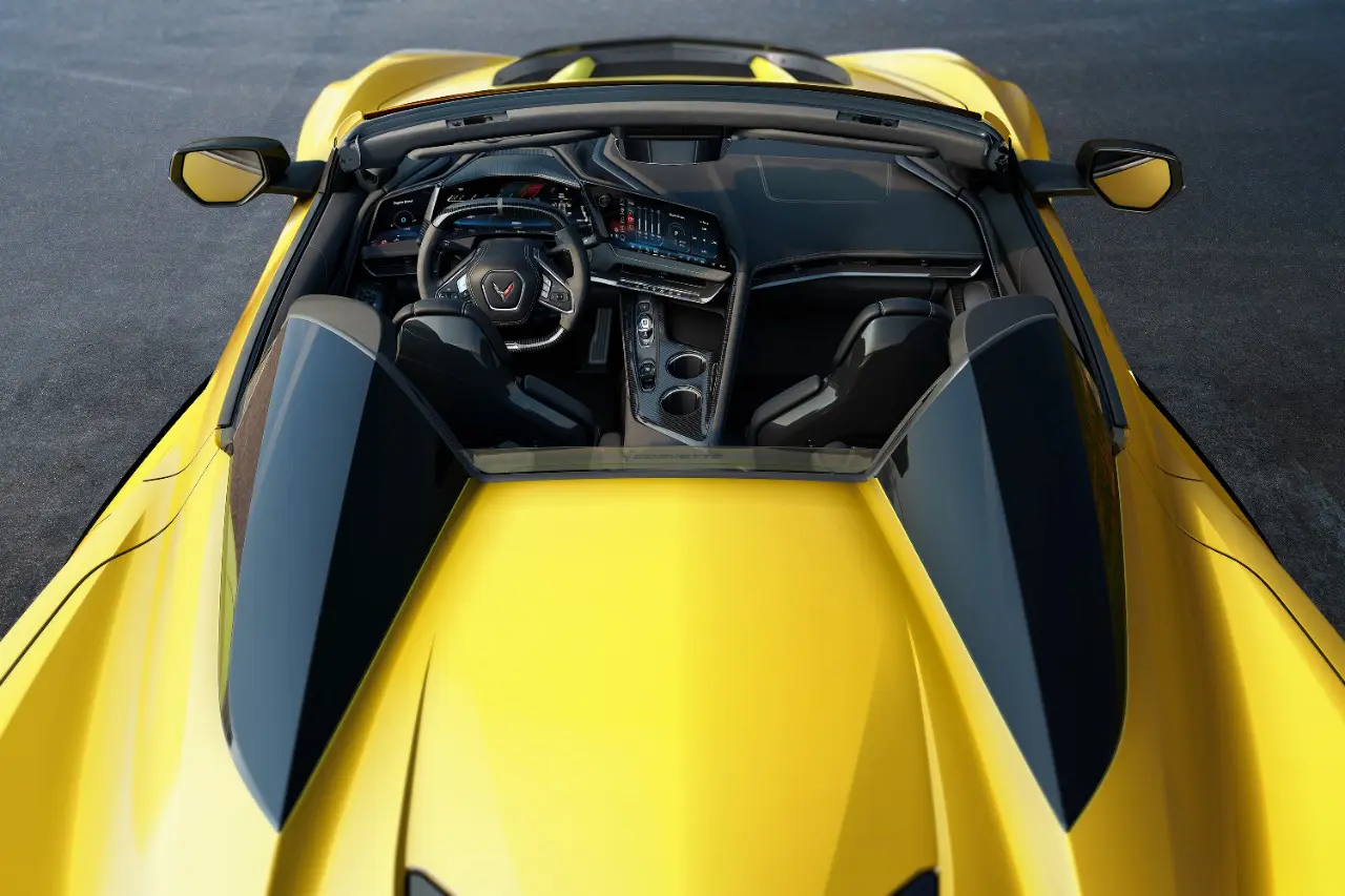 【速報】2026年型シボレー・コルベットC8 フェイスリフト詳細公開。ZR1は1,064馬力、他モデルでも「左右非対称カラー採用」インテリアなどスーパーアップデート