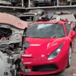 【衝撃】ドバイの廃車場「スーパーカーの墓場」とは？ロータス、ベントレー、GT-R、フェラーリ、ロールス・ロイスがひっそりと買い手を待つ【動画】