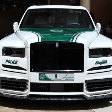 【ドバイ警察の新パトカーはマンソリー製ロールス・ロイス】610馬力の超高級SUVで観光地を巡回、なんともラグジュアリーなパトロールカー誕生