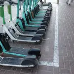 【日本でも導入して】デンバー市、電動スクーターの事故多発を受け「歩道に入ると自動停止する」機能を義務化。さらに利用者には技能テストを必須化