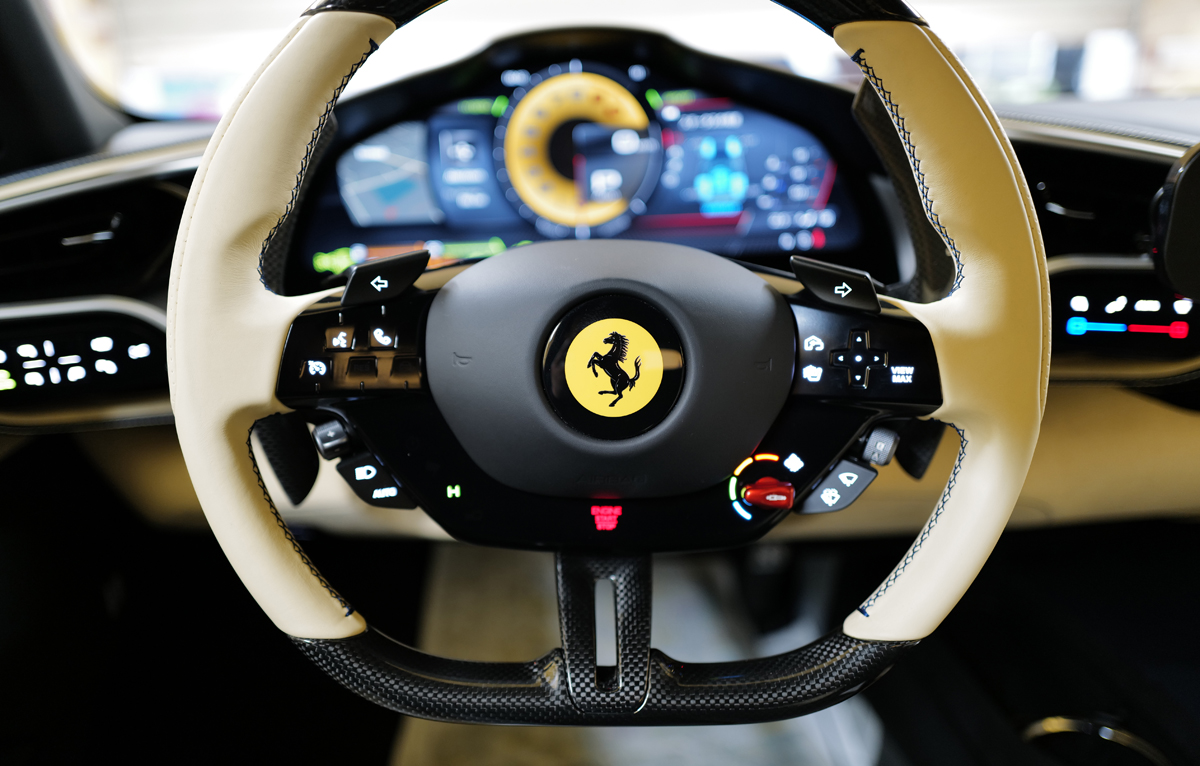 ボクのフェラーリ296GTBにはこんなオプションが装着されている。なんとこのステアリングホイールだけで「70万円オーバー」