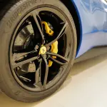フェラーリ296GTBのリアタイヤは「けっこうサイドウォールが分厚い」。フェラーリはなぜ前後異径ホイールを採用せず、後輪の扁平率が「30」ではなく「35」なのか