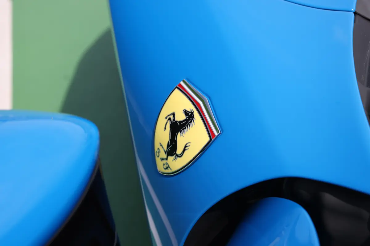 ボクがフェラーリ296GTBに投入したオプション「ボディカラー」。このカラーとストライプだけで500万円以上、「アッズーロ・ディーノ」「ビアンコ・セルビーノ」とは