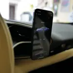 フェラーリ296GTBに取り付けているスマートフォンホルダーは「エレコム製」。ボクはこのスマホホルダーを車内外においてフル活用している