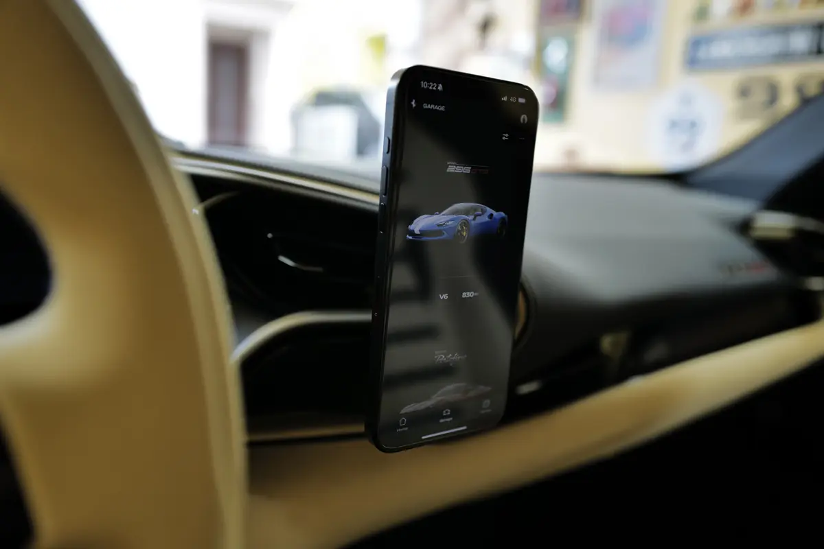 フェラーリ296GTBに取り付けているスマートフォンホルダーは「エレコム製」。ボクはこのスマホホルダーを車内外においてフル活用している