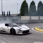 【驚愕映像】4.5億円のフェラーリ・デイトナSP3が華麗にドリフト、ドーナツターンを繰り返す【動画】