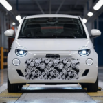 【新型フィアット500ハイブリッド登場】EV専用車が「売れずに」ガソリン回帰へ。しかも「MT」装備の稀有な存在に