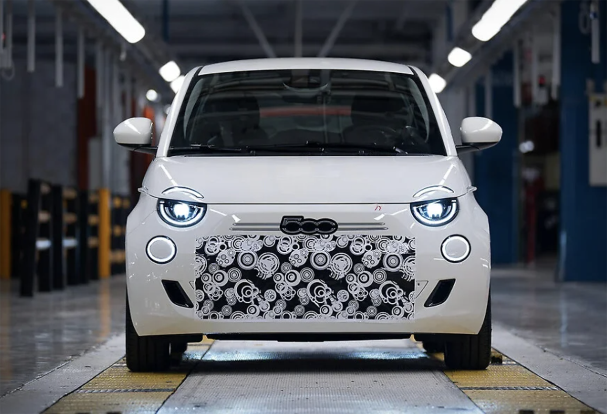 【新型フィアット500ハイブリッド登場】EV専用車が「売れずに」ガソリン回帰へ。しかも「MT」装備の稀有な存在に