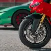 【驚愕の接戦】ランボルギーニ・テメラリオ vs ドゥカティ・パニガーレV4 Sのドラッグレース。結果のみでは語れない魂のバトルがここにある【動画】