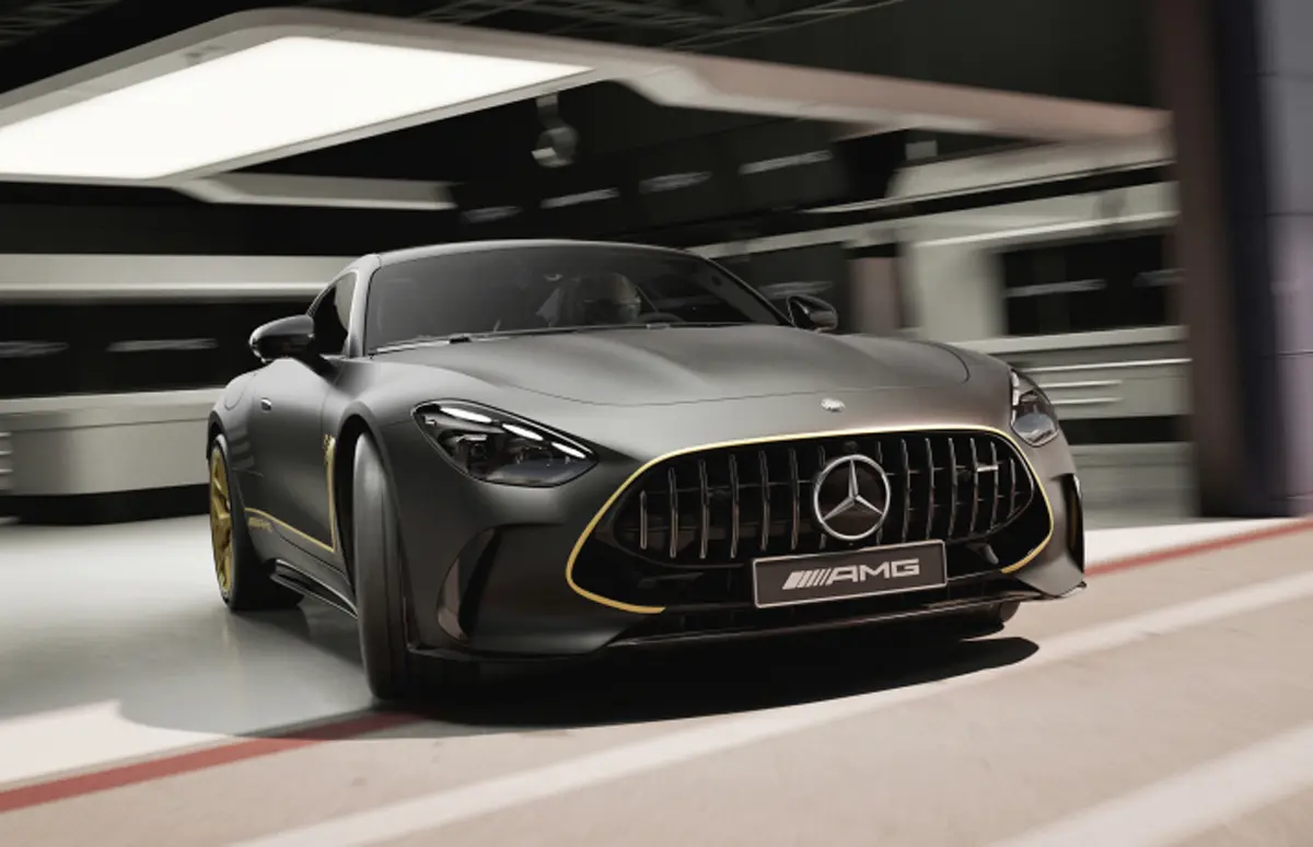 【世界限定52台】映画『F1/エフワン』と連動した究極のAMG GT「APXGPエディション」が登場、劇中のF1マシン同様に「ブラック×ゴールド」