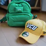 ニューエラのキャップ、そしてカンペールのバッグを買う。その色がまるで「こども遠足セットのようだ」として話題に
