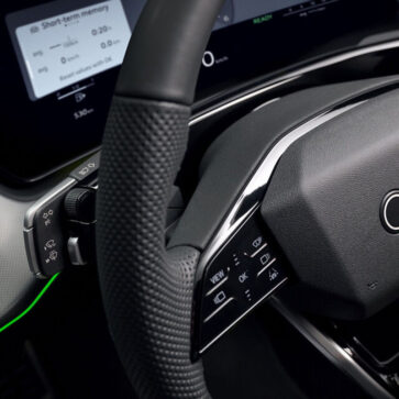 アウディの新型Q3、「これまでのレバーがなくなった」ウインカーやワイパー含む操作系の大胆変更に賛否両論。「天才的」と評価する声も