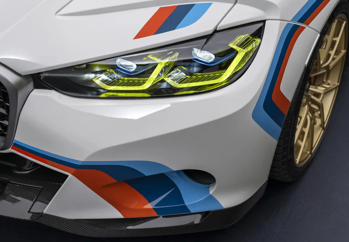 なぜモータースポーツやフランス車では「イエローのヘッドライト」が用いられてきたのか?ル・マン24時間レースに由来するその理由とは