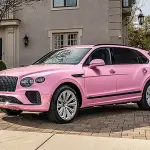 【世界に1台】キャンディピンクに染まったベントレー・ベンテイガが誕生。女性顧客の夢を同社カスタム部門「マリナー」が実現