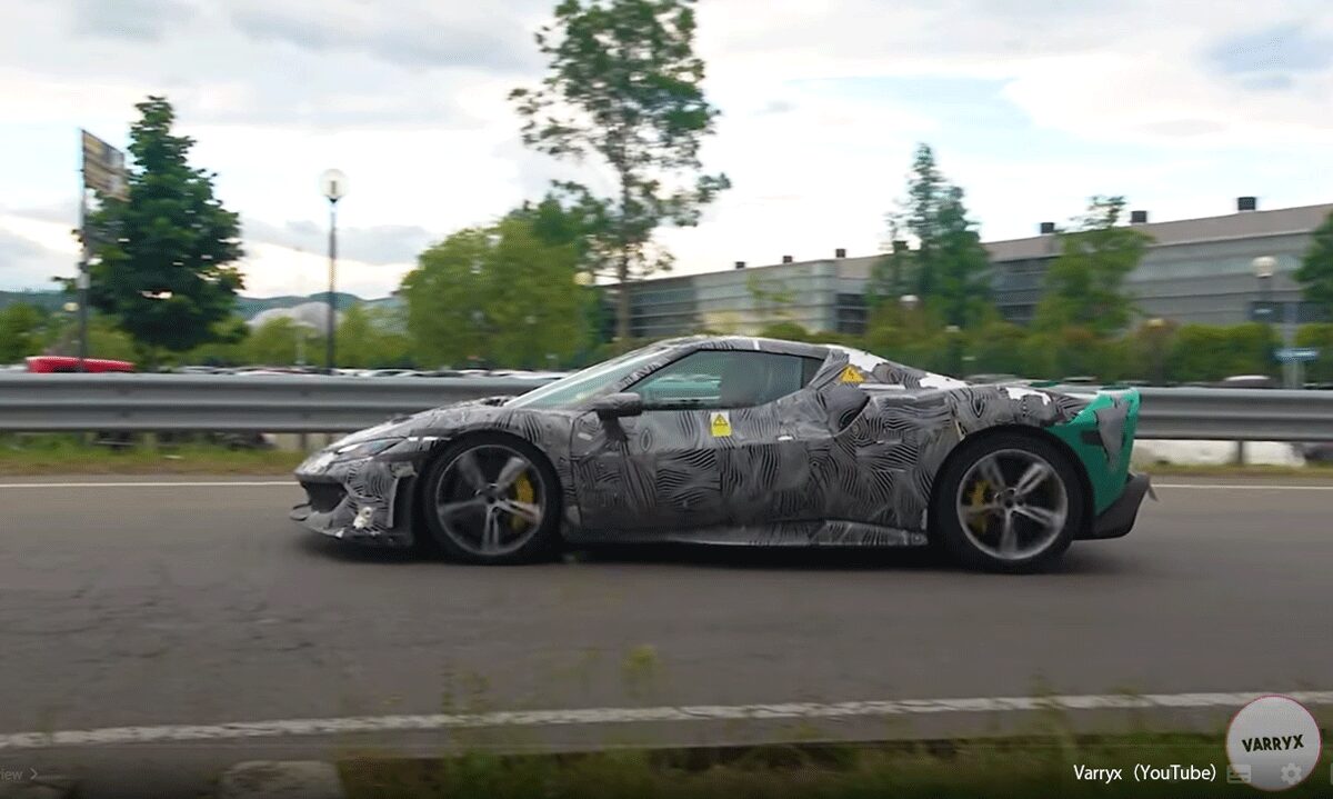 フェラーリ本社付近を走る296スペチアーレ「プロトタイプ」が目撃される。そのほかSF90XX系の生産が本格化したと見え複数の個体が走行中【動画】