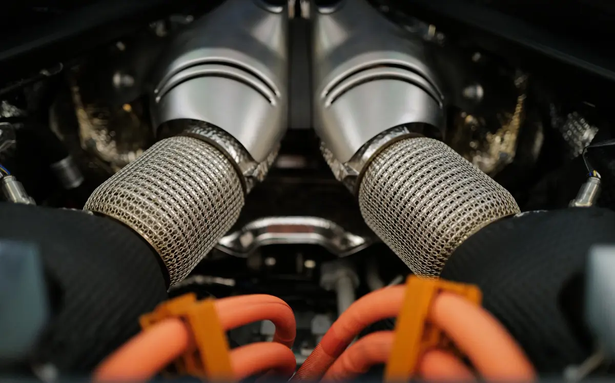 【EVの豆知識】なぜ電気自動車の高電圧ケーブルは「オレンジ色」なのか?その理由と安全性を解説