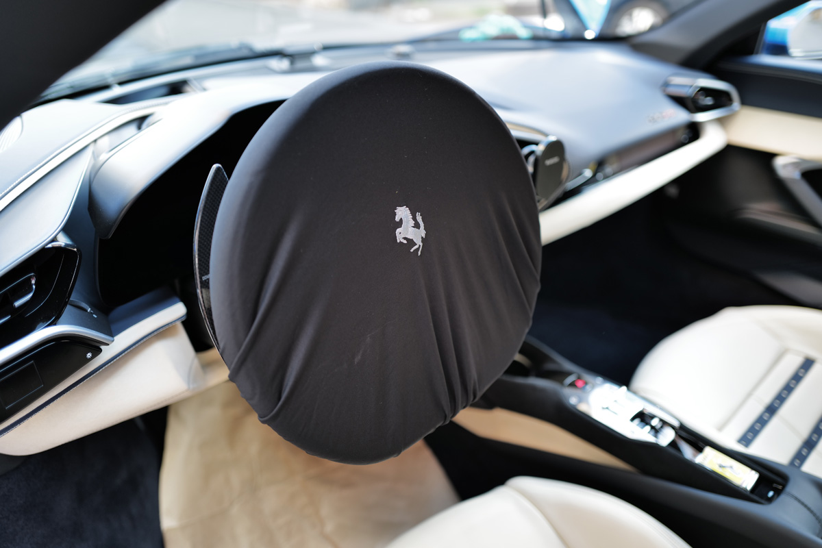 今日のフェラーリ296GTB。純正オプション「ステアリングホイールカバー」「シートカバー」を購入してみる