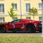 「最近の」フェラーリ本社周辺を走るクルマたち。F80に296スペチアーレ、そしてボクの296GTBにそっくりな296GTSも登場【動画】