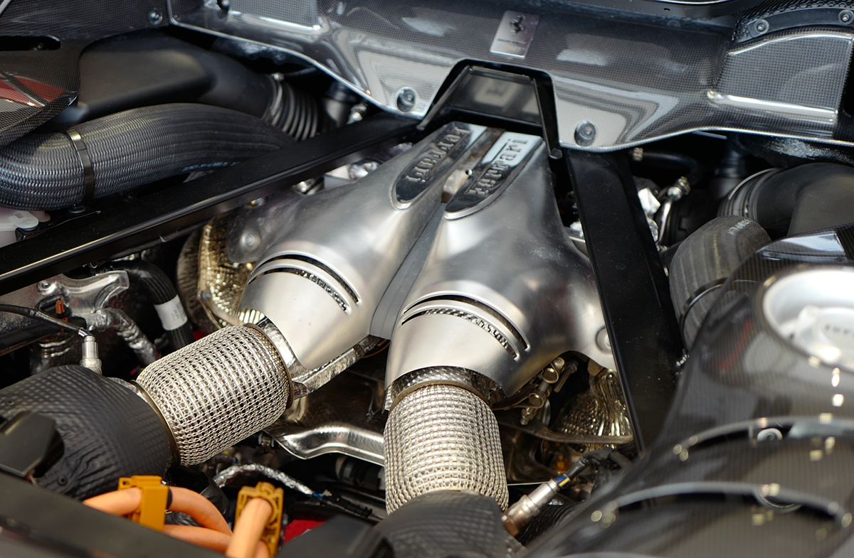 V8エンジンの影に隠れた存在ではあるものの、スポーツカーには欠かせない「V6」。古今東西、V8すらも冷や汗をかくパワフルなV6エンジン12選