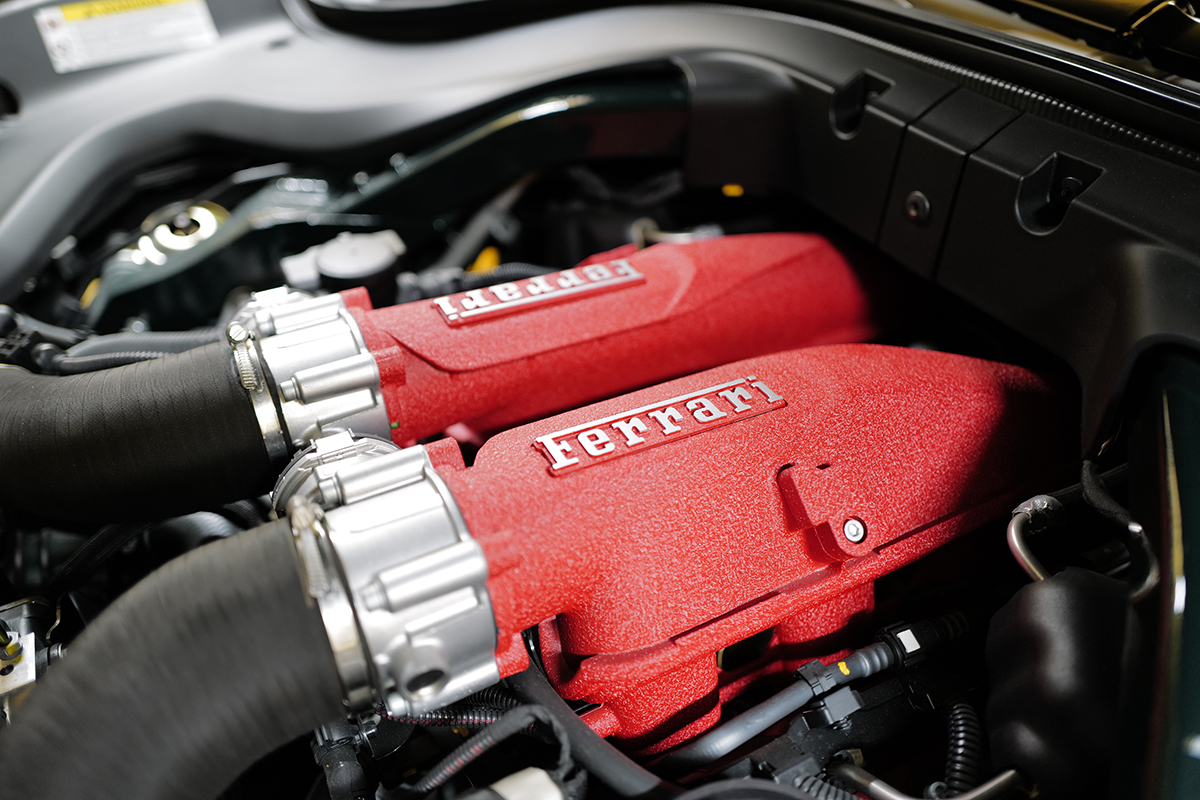 【V8サウンドの秘密】クロスプレーンとフラットプレーンの違いとは?アメ車とフェラーリで「同じV8なのに」響きが違う理由