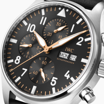 IWCが映画「F1/エフワン」にインスパイアされたパイロット・ウォッチ・クロノグラフを発売、裏蓋には「APXGP」のロゴ
