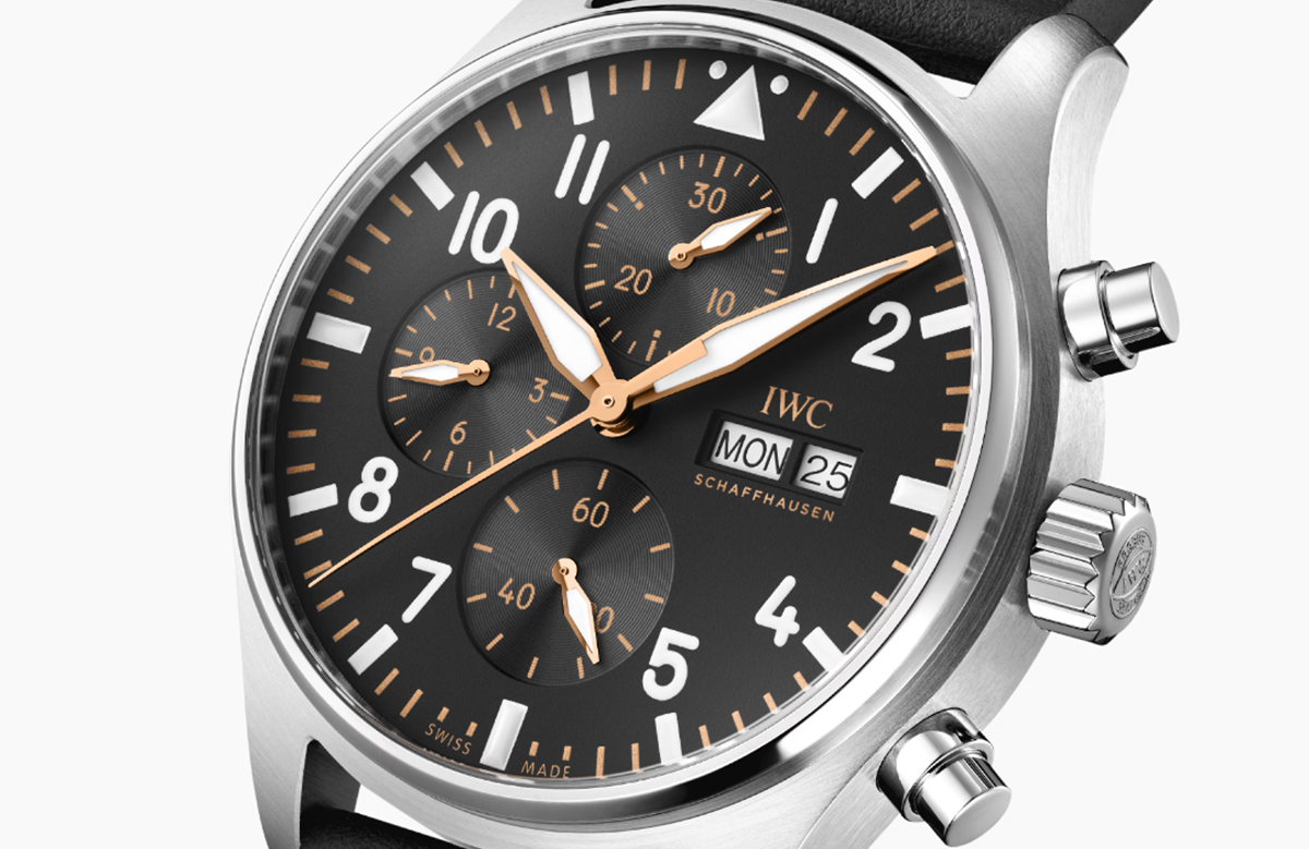 IWCが映画「F1/エフワン」にインスパイアされたパイロット・ウォッチ・クロノグラフを発売、裏蓋には「APXGP」のロゴ