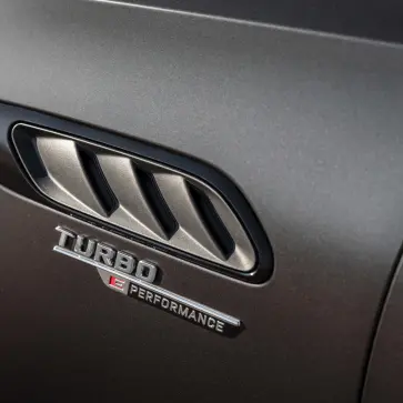 【AMGの後悔】C63がV8を捨てた代償は大きかった？メルセデス幹部が「4気筒2.0L PHEVは顧客に響かなかった」と認め、「V8を新しく開発中」と語る
