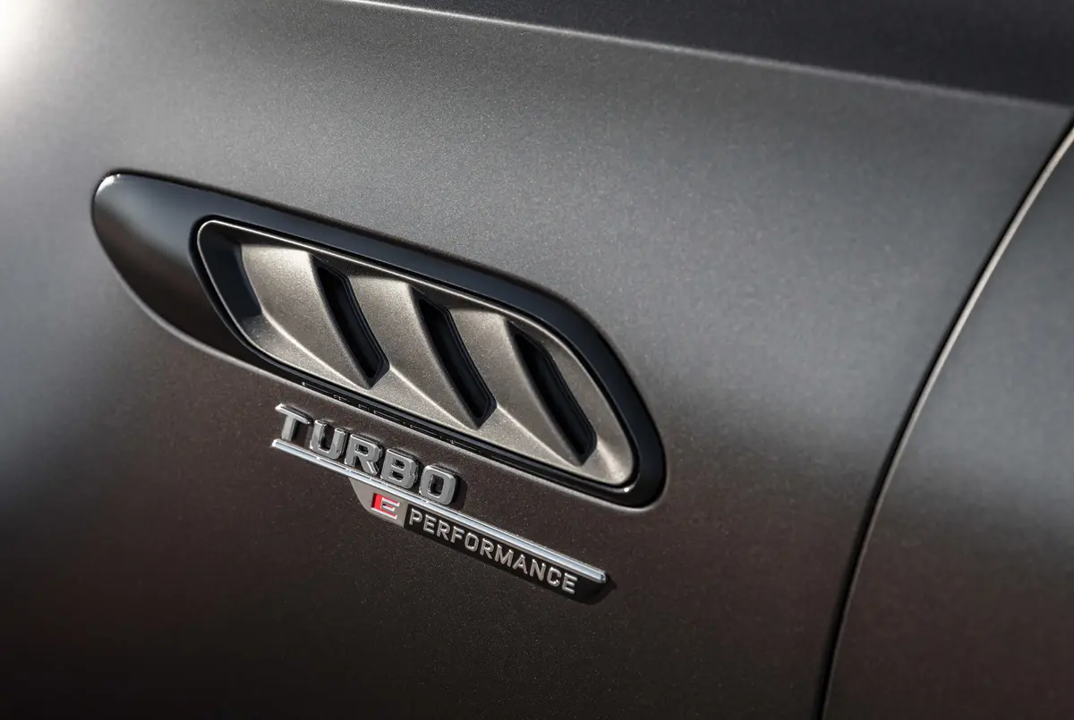 【AMGの後悔】C63がV8を捨てた代償は大きかった?メルセデス幹部が「4気筒2.0L PHEVは顧客に響かなかった」と認め、「V8を新しく開発中」と語る