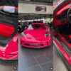 世界に1台だけ｜内外装がレッドとピンクのポルシェ911 S/T”ハイカスタム”が登場。ボディカラーはイチゴを意味する「フレーズ（イチゴ）」