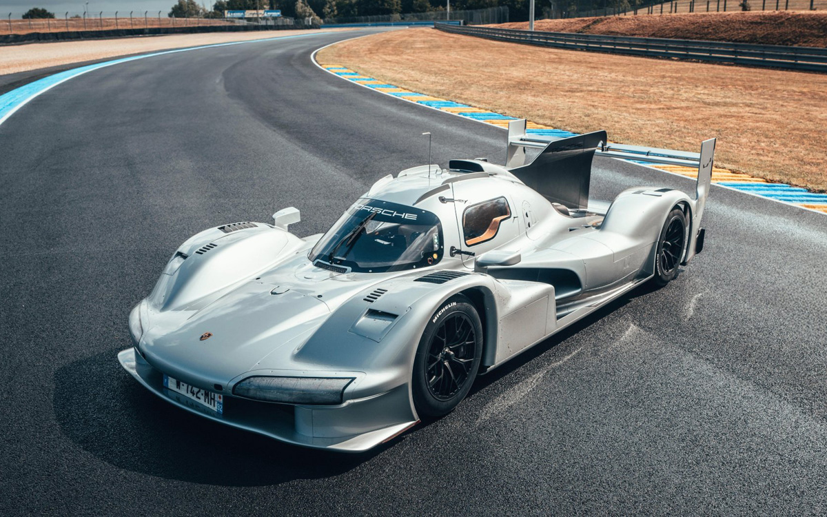 【世界に1台だけ】ポルシェが“公道を走れるレーシングカー”963 RSPを発表、室内には「カップホルダー」も