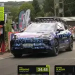 【電動SUV最速】ポルシェ カイエンEVプロトタイプが「発表前なのに」英国ヒルクライムにシークレット登場し新記録を樹立【動画】