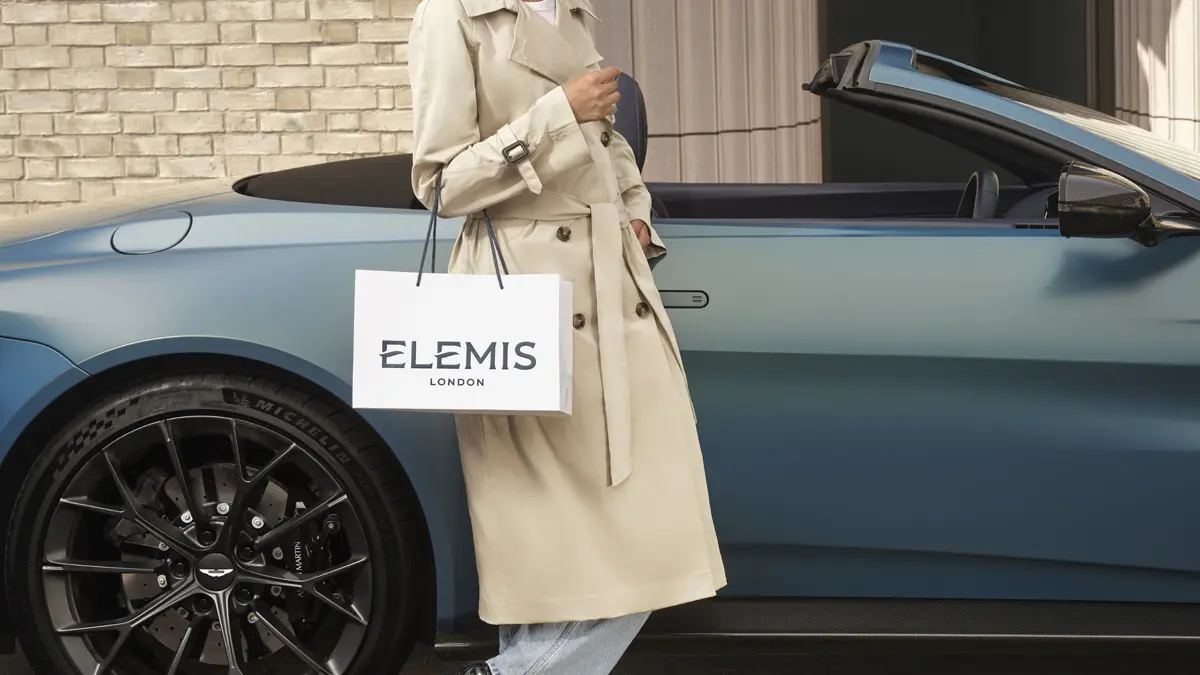 アストンマーティンと英国スキンケアブランド「ELEMIS」が提携。高級車と美容が融合する新たなラグジュアリー体験とは?