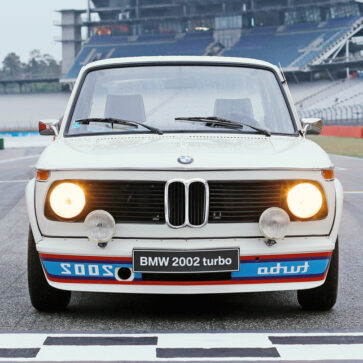 「世界初のターボ車」を投入したBMW。さらにはツインターボにて新たな時代を切り拓き、N54とN63エンジンが残した“革新の20年”を振り返る