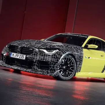 【速報】BMW、新型M2向け「トラックパッケージ」を予告。市販モデル最高峰、ニュル「上位」を狙う可能性も？