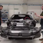 ブガッティ・トゥールビヨン、カーボンモノコック全体が“スピーカー”に。従来型スピーカーを一切使わない革新的サウンドシステムとは？