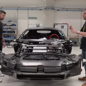 ブガッティ・トゥールビヨン、カーボンモノコック全体が“スピーカー”に。従来型スピーカーを一切使わない革新的サウンドシステムとは？