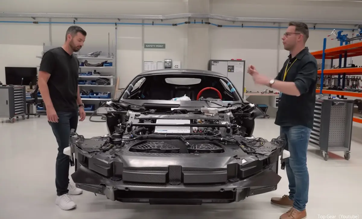 ブガッティ・トゥールビヨン、カーボンモノコック全体が“スピーカー”に。従来型スピーカーを一切使わない革新的サウンドシステムとは?