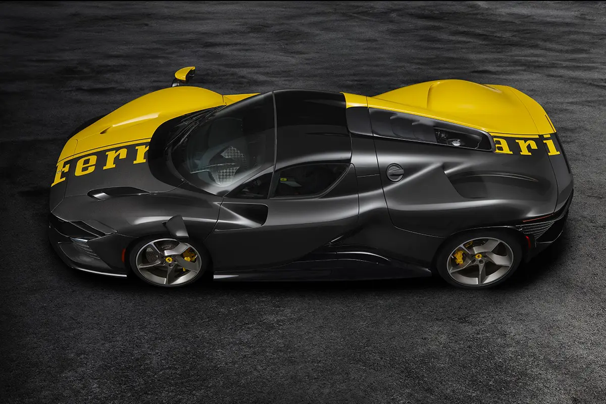 予想していたよりスゴいの出た。フェラーリがはじめて車両全域に「Ferrari」ロゴを反映させた”600台目の”デイトナSP3が公開