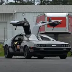 見た目は普通のデロリアンだが・・・。フェラーリV8、しかもポルシェのMTを搭載した「夢のデロリアン」。タイムマシンがスーパーカーへ【動画】