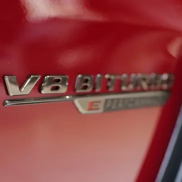 メルセデスAMGの「V8」バッジ