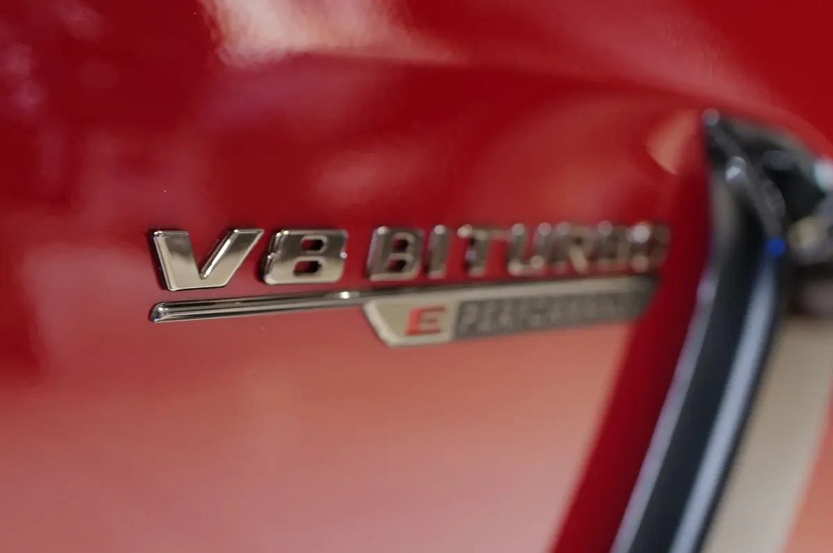 メルセデスAMGの「V8」バッジ