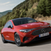メルセデス・ベンツ新型CLA、予想を超える需要で早くも生産ライン増強へ。「売れない」はずのEVそしてセダンが売れるナゾ