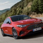 メルセデス・ベンツ新型CLA、予想を超える需要で早くも生産ライン増強へ。「売れない」はずのEVそしてセダンが売れるナゾ
