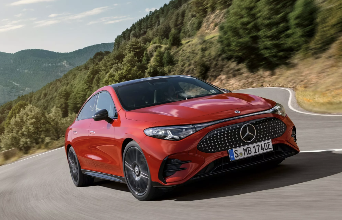メルセデス・ベンツ新型CLA、予想を超える需要で早くも生産ライン増強へ。「売れない」はずのEVそしてセダンが売れるナゾ
