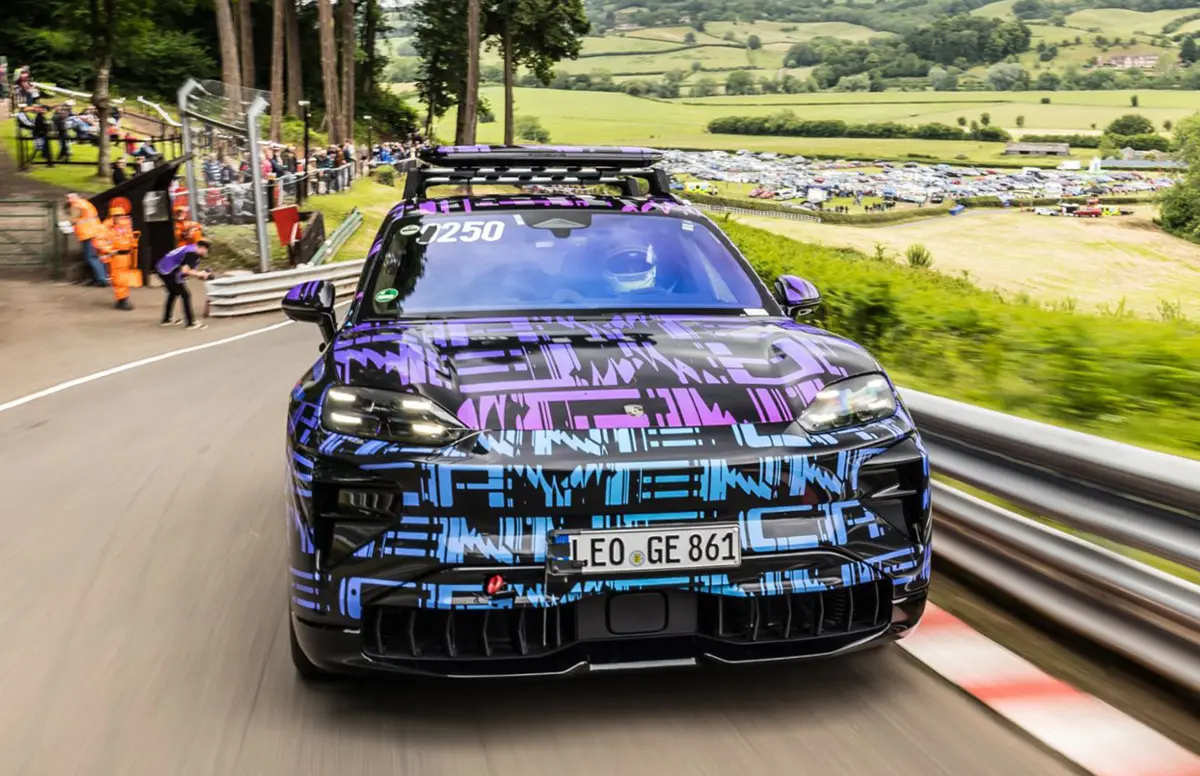 ポルシェ、新型「カイエン・エレクトリック」を年内発表へ。最強&最も快適なSUVの誕生か?0-100km/h加速は「2秒以下」の可能性も
