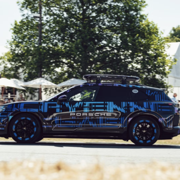 【1000馬力級EV】ポルシェ新型「カイエンEV」、最大出力986馬力超え、V8サウンドも合成で再現へ