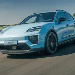 ポルシェ・マカン、累計100万台を達成！記念すべき個体はフローズンブルーメタリックの「マカン4（EV）」