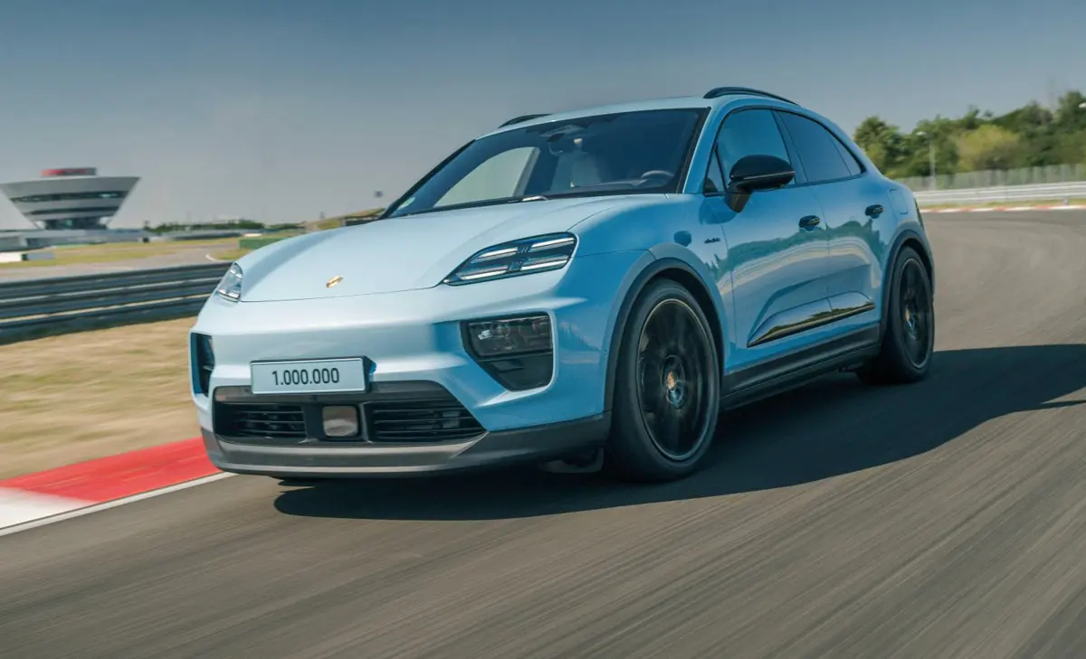 ポルシェ・マカン、累計100万台を達成!記念すべき個体はフローズンブルーメタリックの「マカン4(EV)」