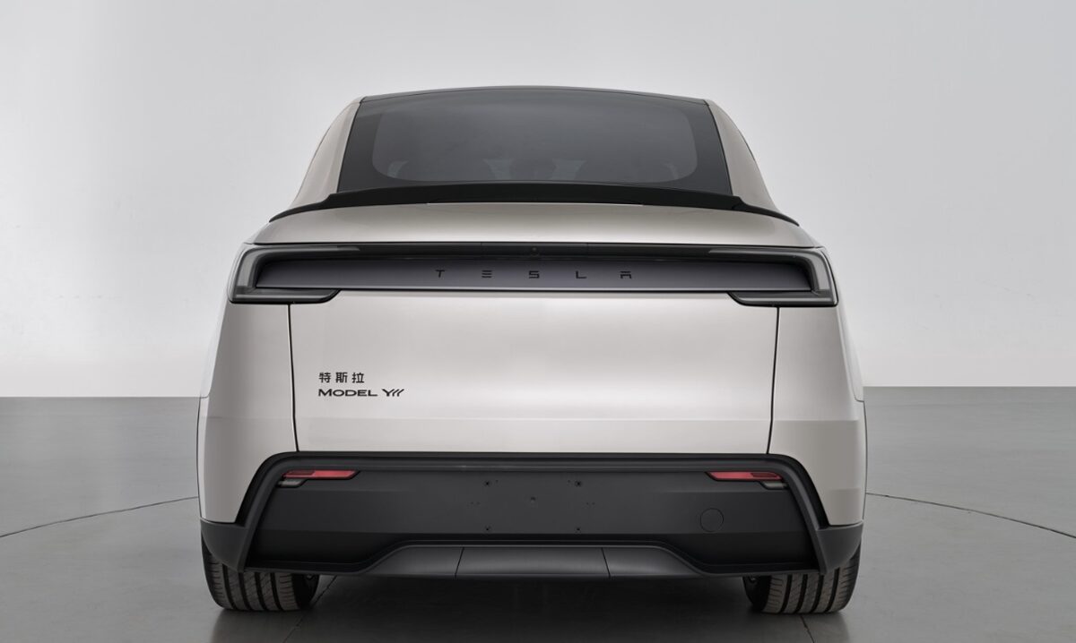 テスラ「Model Y L」ついに登場。3列シートを備えたロングホイールベース仕様が中国市場へと今秋展開、プレゼンスの強化なるか