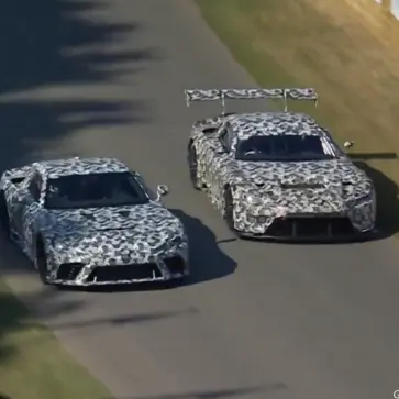 トヨタ GR GT3あるいはレクサスLFRがグッドウッドに登場。「バージョン違い」2台が走る【動画】